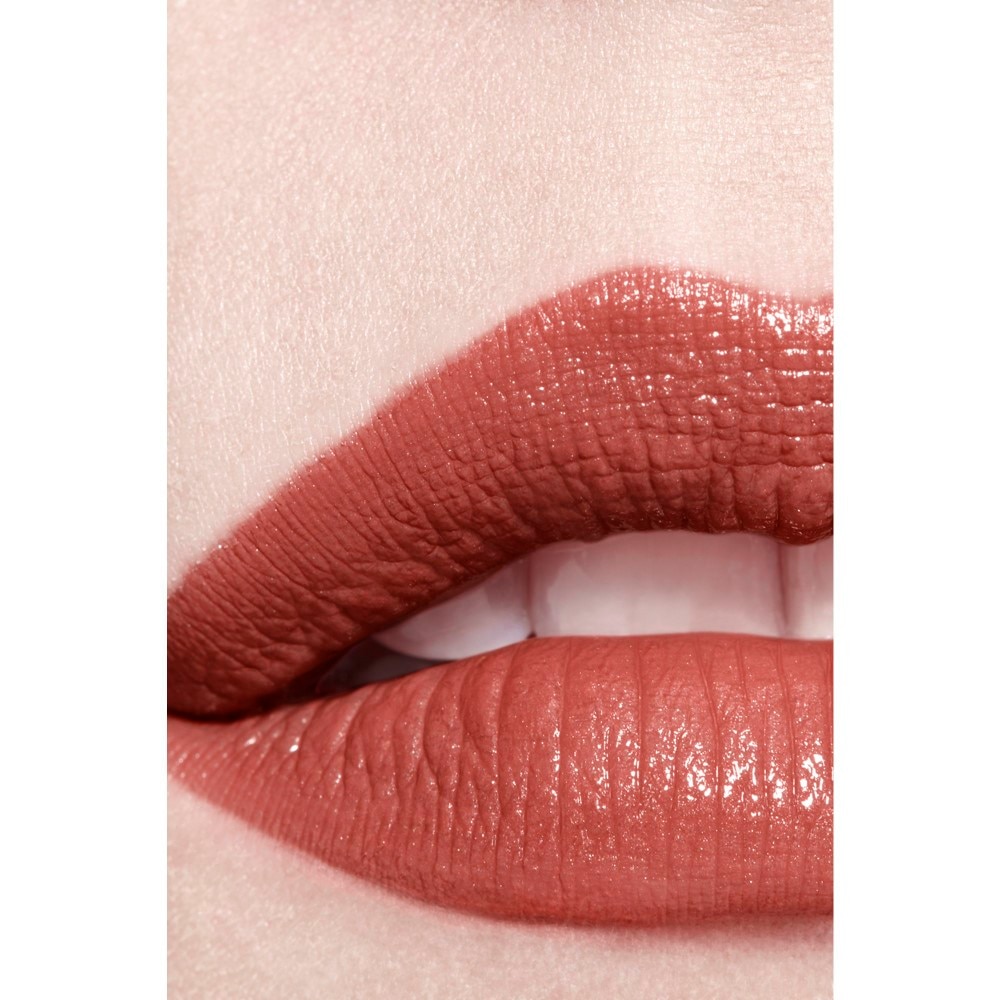 LA BARRA DE LABIOS SATINADA DE LARGA DURACI&Oacute;N, TRATAMIENTO HIDRATANTE Y ALISANTE